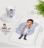 BK Gift Kişiye Özel Erkek Doktor Karikatürlü Beyaz Defter Kalem Türk Kahvesi Fincanı Seti-1 (Model 1)