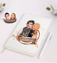 BK Gift Kişiye Özel Yılın En Mükemmel Çifti Karikatürlü Beyaz Defter ve Kalem Hediye Seti-7