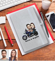 Kişiye Özel Motorcu Sevgili Karikatürlü Gri Defter Kalem Hediye Seti Model 3