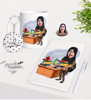 BK Gift Kişiye Özel Bayan Öğretmen Karikatürlü Kupa Anahtarlık Beyaz Defter Kalem Hediye Seti-8 (Model 1)