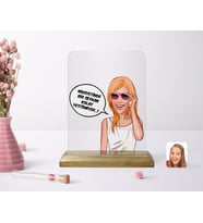 BK Gift Kişiye Özel Kadın Kolay Yetişmiyor Karikatürlü Ahşap Standlı Çerçeve-4 (Beyaz)