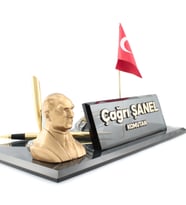 Bayraklı, Büst Atatürklü Masa Üstü Kabartma Yazılı İsimlik, Masa İsimliği