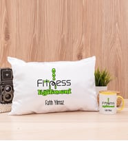 Fitness Eğitmeni Dikdörtgen Yastık ve Sarı Kupa Bardak