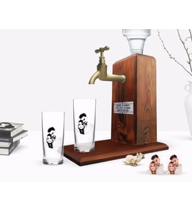 BK Gift Kişiye Özel Renkli Baskılı Sevgililer Silüet Tasarımlı İkili Rakı Bardağı ve Ahşap Rakı Standı Hediye Seti-1 (Model 1)