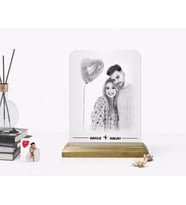 BK Gift Kişiye Özel Karakalem Tasarımlı Ahşap Standlı Çerçeve-1 (Beyaz)