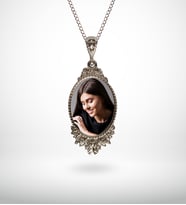 BK Gift Kişiye Özel Fotoğraflı Otantik Gümüş Yaldız Kolye Model 1