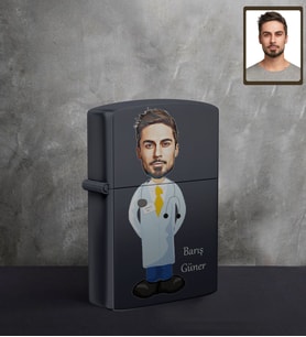 Kişiye Özel Doktor Karikatürlü UV Baskılı Siyah Benzinli Çakmak Bay-2