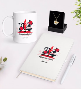 BK Gift Kişiye Özel Öğretmenler Gününüz Kutlu Olsun Beyaz Kupa Defter Kalem ve İsimli Papatya Kolye Hediye Seti-1 (Model 1)