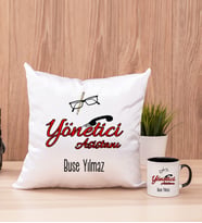 Yönetici Asistanı Kare Yastık ve Siyah Kupa Bardak