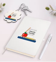 BK Gift Kişiye Özel İngilizce Öğretmeni Beyaz Defter Kalem Ve Anahtarlık Hediye Seti-2 (Model 1)