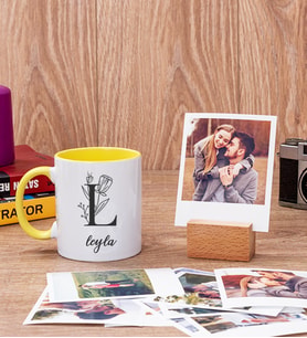 Baş Harfli Çiçek Tasarım Sarı Kupa Bardak ve Ahşap Standlı Polaroid Set