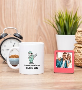 Trust Me Tasarım Doktor Beyaz Kupa Bardak ve Kırmızı Mini Fotoğraf Çerçevesi