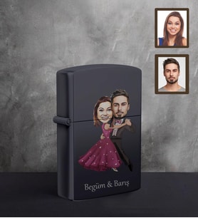 Kişiye Özel Sevgili Karikatürlü UV Baskılı Siyah Benzinli Çakmak Model 11
