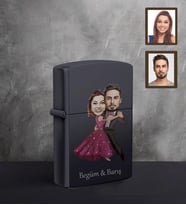 Kişiye Özel Sevgili Karikatürlü UV Baskılı Siyah Benzinli Çakmak Model 11