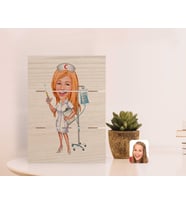 BK Gift Kişiye Özel Hemşire Karikatürlü Otantik Masaüstü Ahşap Palet Çerçeve-2 (Beyaz)