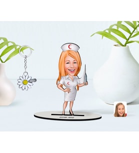 BK Gift Kişiye Özel Hemşire Karikatürlü 3D Ahşap Biblo ve İsimli Silver Papatya Anahtarlık-1 (Model 1)