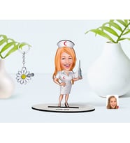 BK Gift Kişiye Özel Hemşire Karikatürlü 3D Ahşap Biblo ve İsimli Silver Papatya Anahtarlık-1 (Model 1)