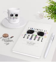 BK Gift Kişiye Özel Okulda Ünlüyüm Beyaz Defter Kalem Türk Kahvesi Fincanı Seti-4 (Model 1)