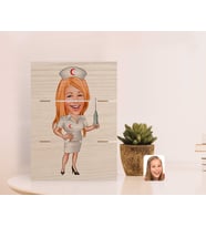BK Gift Kişiye Özel Hemşire Karikatürlü Otantik Masaüstü Ahşap Palet Çerçeve-1 (Beyaz)