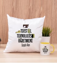 Tekstil Teknolojisi Öğretmeni Kare Yastık ve Sarı Kupa Bardak