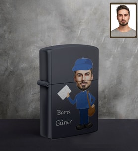 Kişiye Özel Postacı Karikatürlü UV Baskılı Siyah Benzinli Çakmak Bay-1