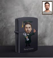 Kişiye Özel Mezuniyet Karikatürlü UV Baskılı Siyah Benzinli Çakmak Bay-1
