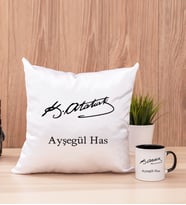 Atatürk İmzalı Kare Yastık ve Siyah Kupa Bardak