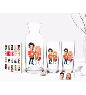 BK Gift Kişiye Özel Renkli Baskılı Sevgililer Karikatürlü İkili Rakı Bardağı Karaf ve Cep Kitabı Hediye Seti-54 (Model 1)