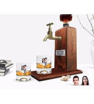 BK Gift Kişiye Özel Renkli Baskılı Sevgililer Karikatürlü İkili Viski Bardağı ve Ahşap Viski Standı Hediye Seti-81 (Model 1)