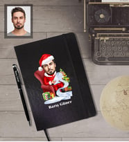 Kişiye Özel Yılbaşı Erkek Karikatürlü Siyah Defter Kalem Hediye Seti Model-9