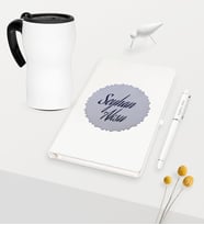 BK Gift Kişiye Özel Kabartma Plakalı Beyaz Defter Kalem Beyaz Termos Mug Seti (Model 1)