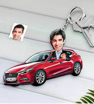 BK Gift Kişiye Özel Erkek Mazda 3 Figürlü Plakalı Ahşap Karikatür Anahtarlık-1 (Beyaz)