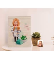 BK Gift Kişiye Özel Kadın Eczacı Karikatürlü Otantik Masaüstü Ahşap Palet Çerçeve-1 (Beyaz)