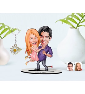 BK Gift Kişiye Özel Sevgililer Karikatürlü 3D Ahşap Biblo ve İsimli Gold Papatya Anahtarlık-3 (Model 1)