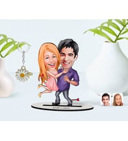 BK Gift Kişiye Özel Sevgililer Karikatürlü 3D Ahşap Biblo ve İsimli Gold Papatya Anahtarlık-3 (Model 1)