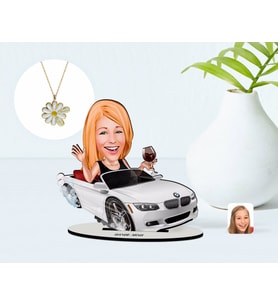 BK Gift Kişiye Özel Kadın Patron Karikatürlü 3D Ahşap Biblo ve İsimli Tarihli Papatya Kolye Seti-3 (Model 1)