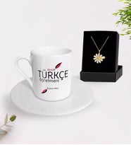 BK Gift Kişiye Özel Türkçe Öğretmeni Türk Kahvesi Fincanı ve İsimli Papatya Kolye Hediye Seti-2 (Model 1)