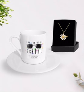 BK Gift Kişiye Özel Okulda Ünlüyüm Türk Kahvesi Fincanı ve İsimli Papatya Kolye Hediye Seti-4 (Model 1)