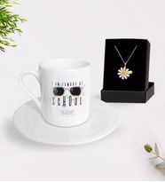 BK Gift Kişiye Özel Okulda Ünlüyüm Türk Kahvesi Fincanı ve İsimli Papatya Kolye Hediye Seti-4 (Model 1)