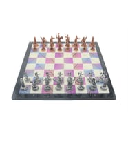 Gifthome Metal Satranç Takımı / Seti ; Orta Boy, Yunan Figürlü, Antik Satranç Taşı ve MDF, Bahar Desenli Satranç Tahtası (Çok Renkli)