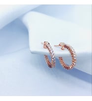 Rose Tek Sıra Zirkon Taşlı Gümüş Küpe