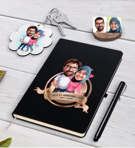 BK Gift Kişiye Özel Yılın En Mükemmel Çifti Karikatürlü Siyah Defter Kalem ve Anahtarlık Hediye Seti-58 (Model 1)