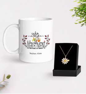 BK Gift Kişiye Özel Yılın En İyi Öğretmeni Beyaz Kupa ve Papatya Kolye Hediye Seti-2 (Model 1)