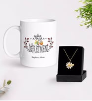 BK Gift Kişiye Özel Yılın En İyi Öğretmeni Beyaz Kupa ve Papatya Kolye Hediye Seti-2 (Model 1)
