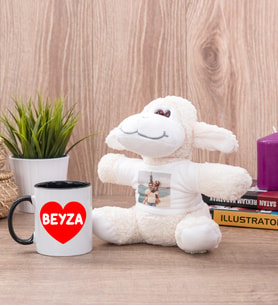 Sevgiliye Hediye İsim Yazılı Kalpli Siyah Kupa Bardak ve Peluş Koyun