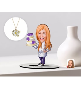 BK Gift Kişiye Özel Kadın Chef Karikatürlü 3D Ahşap Biblo ve İsimli Tarihli Papatya Kolye Seti-2 (Model 1)