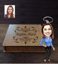 Kişiye Özel Patron Karikatürlü  Ahşap Anahtarlık Kutulu Bayan-20