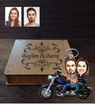 Kişiye Özel Motorcu Sevgili Karikatürlü Ahşap Anahtarlık Kutulu Model 1