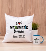 Matematik Öğretmeni Kare Yastık ve Mavi Kupa Bardak