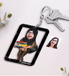 BK Gift Kişiye Özel İsimli Bayan Öğretmen Karikatürlü Ahşap Anahtarlık-8 (Beyaz)